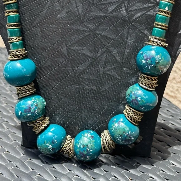 Ceramic beaded vintage necklace  featuring a painted floral design - Picture 3 of 5